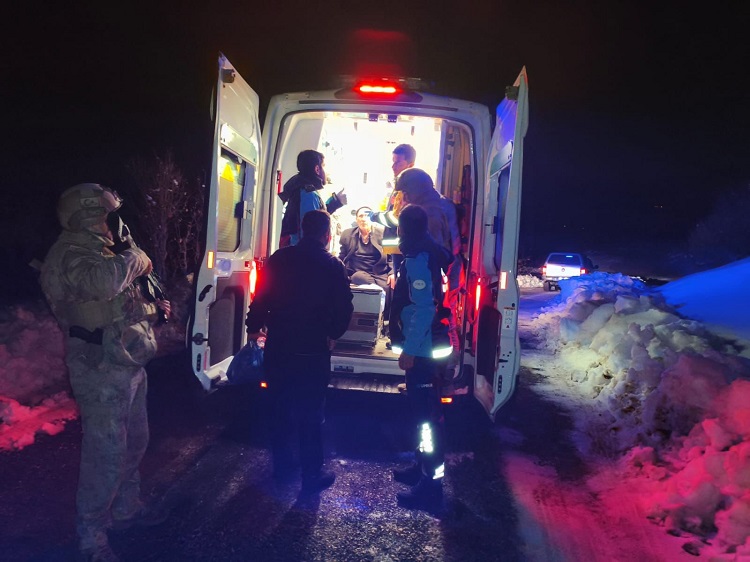 Sağlık Ekipleri Hasta Kurtarma Çalışması Kar