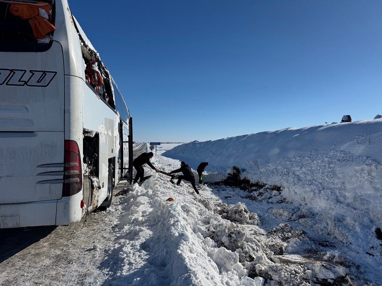 Yolcu Otobüsü Devrildi Diyarbakır Kar-1
