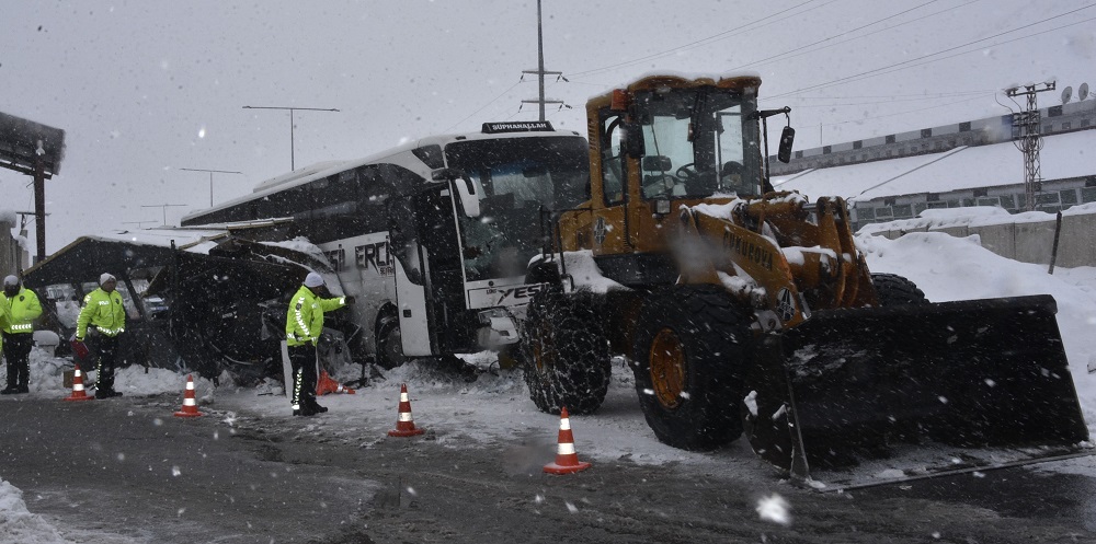 Yolcu Otobüsü Polis Arabasına Çarptı