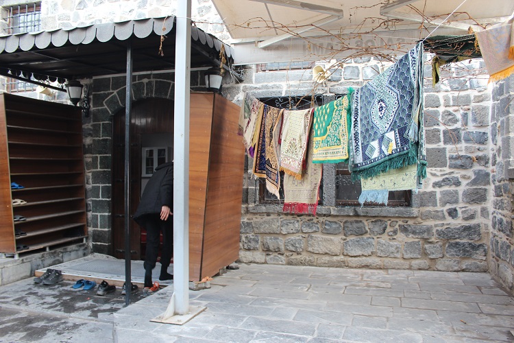 470 Yıllık Tarihi Yapıya Sahip Olan Diyarbakır’ın Merkez Sur Ilçesinde Salos Camii’nde Seccadeler Islak, Zemin Rutubet Içinde