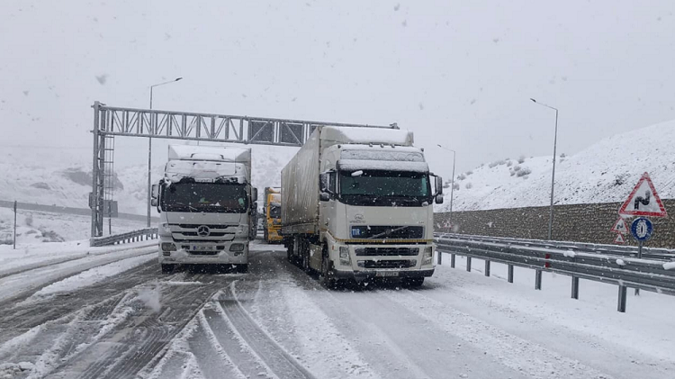 Diyarbakır Karayolunda Yoğun Kar Yağdı Yardım Bekleniyor!