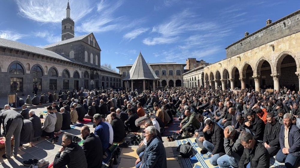 Diyarbakır Ulu Cami Namaz Avlu Manzara Ramazan Cuma Namazı