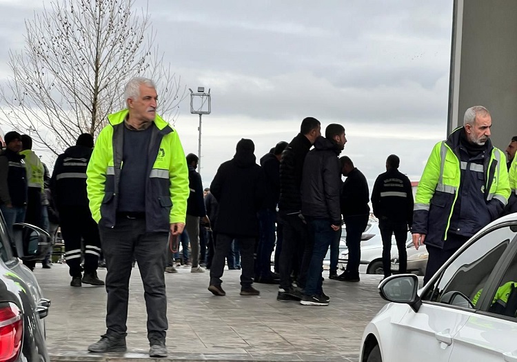 Diyarbakır’da Maaş Alamayan Belediye Işçileri Iş Bıraktı!1