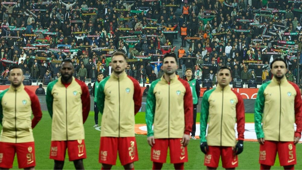 Amedspor Taraftara Futbolcu Fotoğrafı