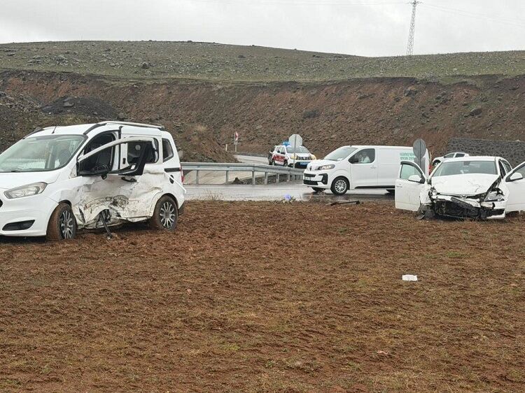 Bingöl Muş Yolunda Trafik Kazası 1’I Ağır 12 Yaralı