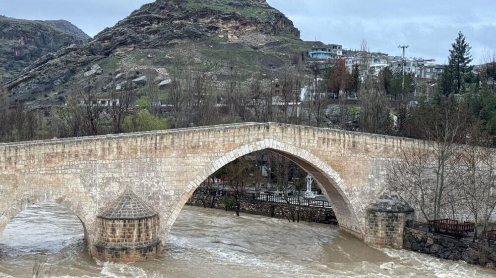 Diyarbakır Çermik Haburman Köprüsü Diyarbakır’ı Sel Vurdu Restoran Ve Kafeler Su Altında Kaldı!
