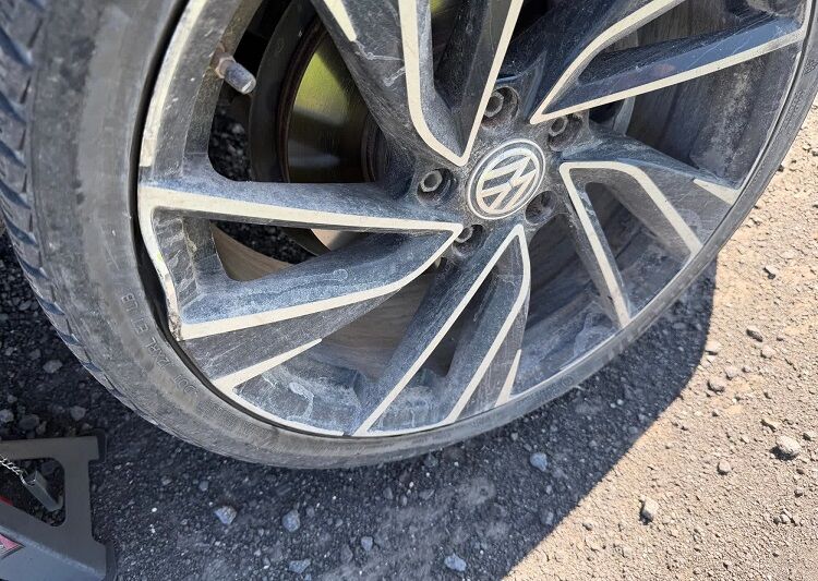 Diyarbakır Çevreyolunda Tuzak Gibi Yol 2 Lastiği Birden Patladı!