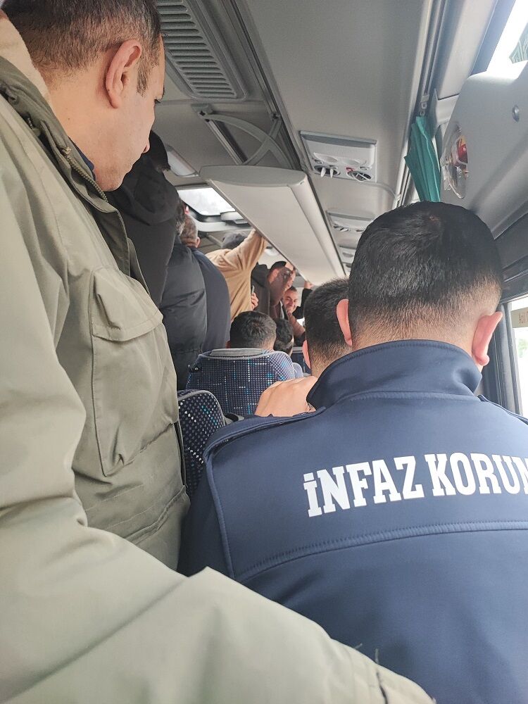 Diyarbakır Cezaevi Personeli Ayakta Gidiyor 35 Kişilik Araca 55 Can!