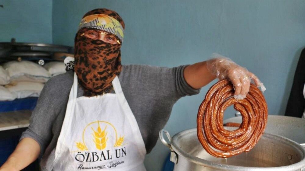 Diyarbakır'da 3'Ü Kadın 8 Kişilik Sukut Ailesi, 31 Yıldır Şeker Pancarı Kullanarak Glikozsuz Halka Tatlı Yapıyor, Tatlıcı Dükkanındaki Yoğunluk Ise Dikkat Çekiyor.