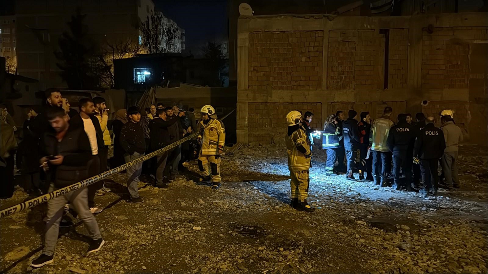 Diyarbakır’da Korkutan Ses Bina Çökme Riskiyle Boşaltıldı! (1)