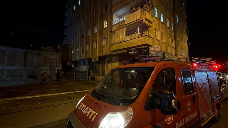 Diyarbakır’da Korkutan Ses Bina Çökme Riskiyle Boşaltıldı! (2)