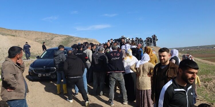 Diyarbakır'ın Sur Ilçesi Kervanpınar Köyünde, Mera Ve Arkeolojik Sit Alanına Yapılmak Istenen Ges Projesine Karşı Köylüler, Ges'e Izin Vermeyeceklerini Belirtti.