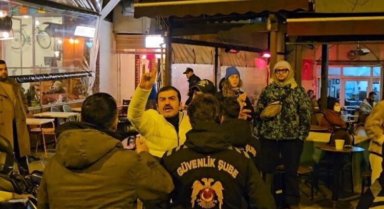 Ezel Dizisiyle Tanınan Oyuncu Ufuk Bayraktar, 8 Mart Dünya Kadınlar Günü Yürüyüşünde, Kadınlara Bozkurt Işareti Yaptı, Polisler Tarafından Uzaklaştırıldı.