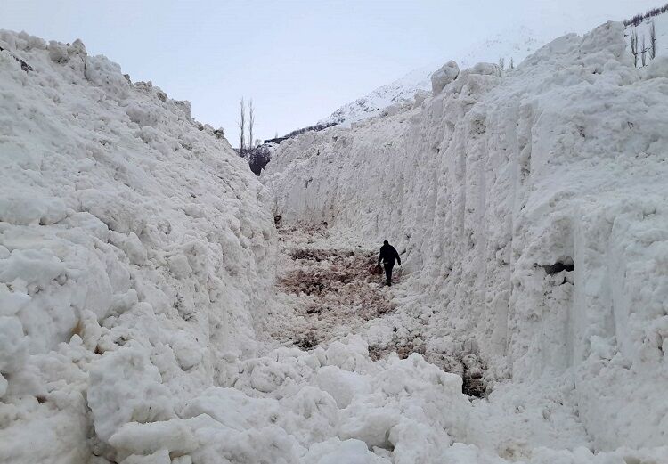 Hakkari’de Çığ Düştü Köy Yolunu Kapadı!-1