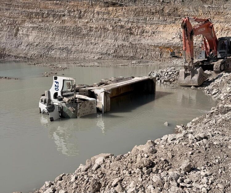Kütahya’nın Bor Işletmesi Bor Madeni Sahasında Su Birikintisine Devrilen Hafriyat Kamyonunun Şoförü Süleyman Biçer (26) Hayatını Kaybetti.