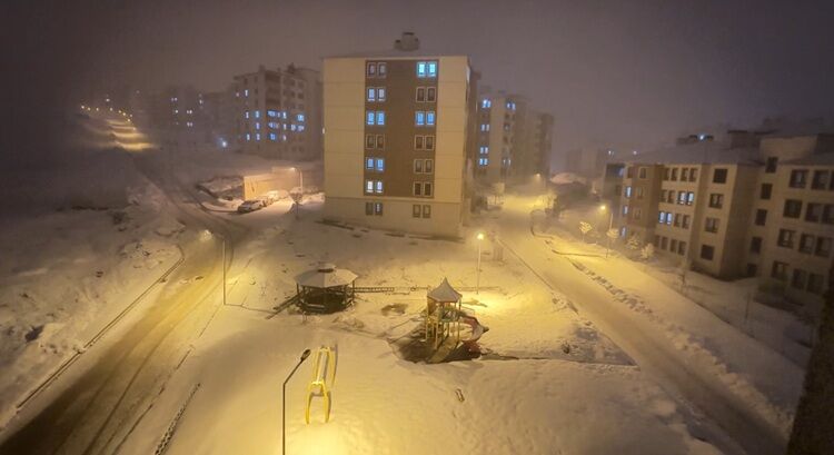 Nisan Kapıda, Kar Yüksekova’da Bir Gecede Beyaza Gömüldü!-1