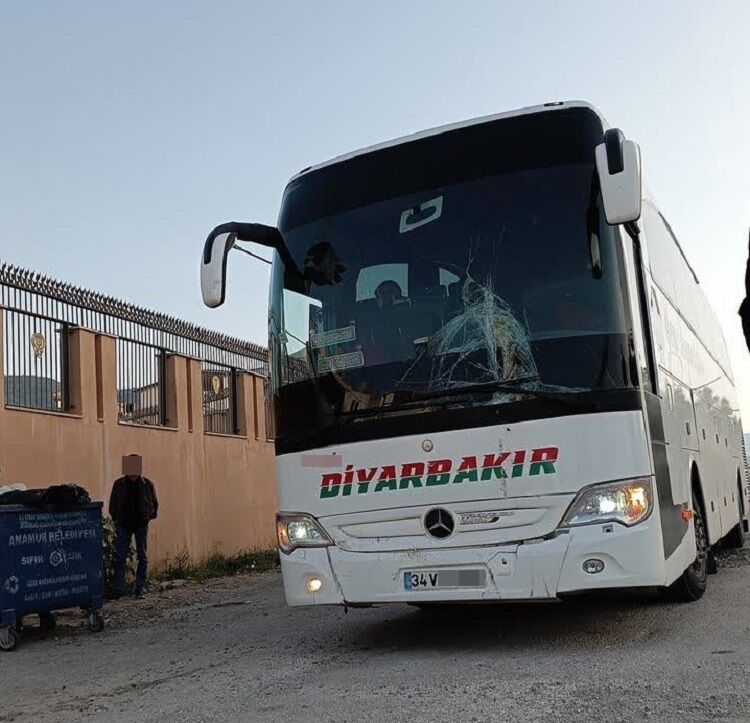 Diyarbakır Firmasına Ait Otobüs Kaza Yaptı Yolcular Ölümden Döndü!