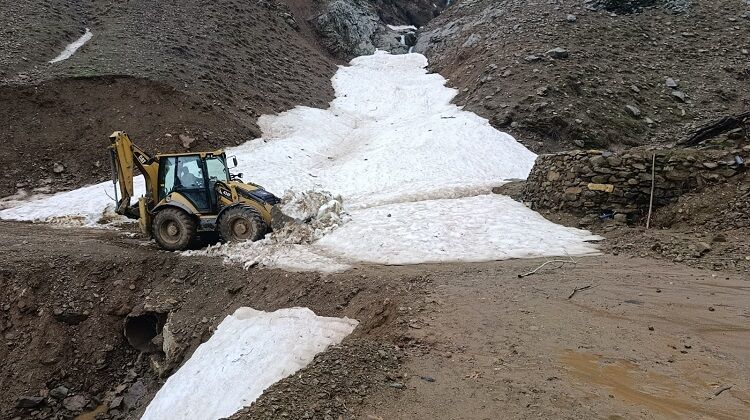 Diyarbakır'da Heyelan Oldu Dev Kayalar Yola Düştü!-1