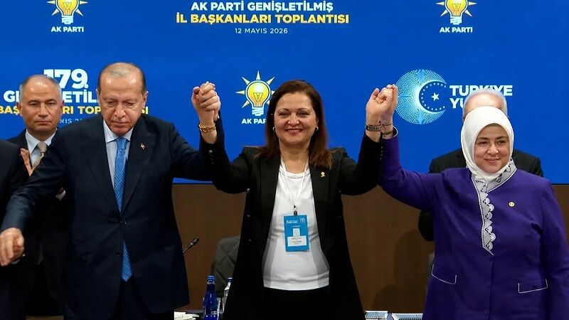 Burcu Köksal Ak Parti'ye Katıldı, Rozetini Erdoğan Taktı-3