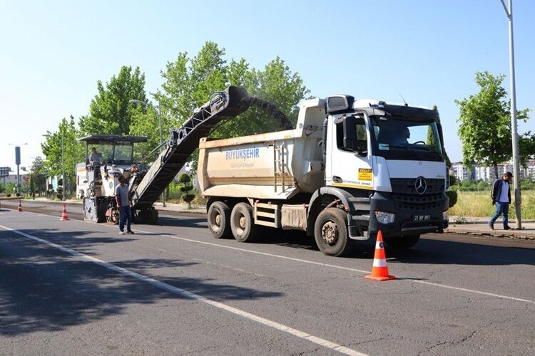 Diyarbakır’da Dev Asfalt Seferberliği! Büyükşehir Ekipleri 4 Ana Caddeyi Yeniledi (1)-1