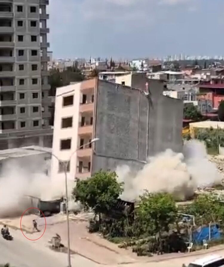 Göz Gözü Görmedi Kontrolsüz Yıkım Tek Katlı Evin Üzerine Devrildi!1