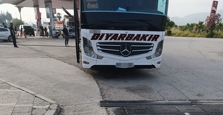 Diyarbakır Otobüsü Yolda Kaldı Yolcular Saatlerce Bekletildi! (1)