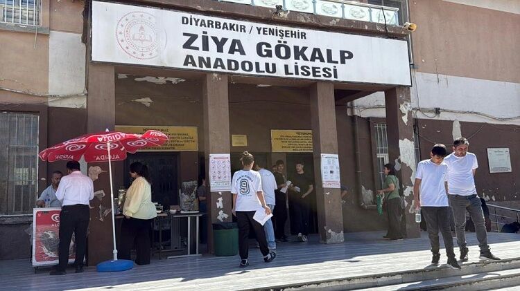 Diyarbakır Ziya Gökalp Anadıolu Lisesi Sınav Diyarbakır’da Yks'de Ikinci Oturum Ayt Maratonu Başladı