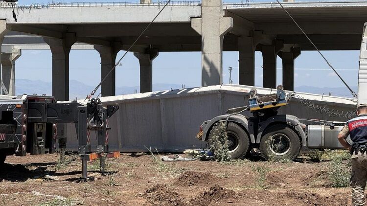 Diyarbakır’da 15 Tonluk Beton Blok Altında Kaldılar Ölü Ve Yaralı Var!