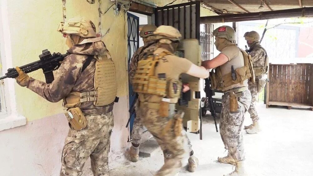 Operasyon Polis İçişleri Bakanlığı, Diyarbakır’ın Da Aralarında Olduğu 24 Ilde Düzenlenen Operasyonda, 313 Şüpheli Yakalandığını Açıkladı.