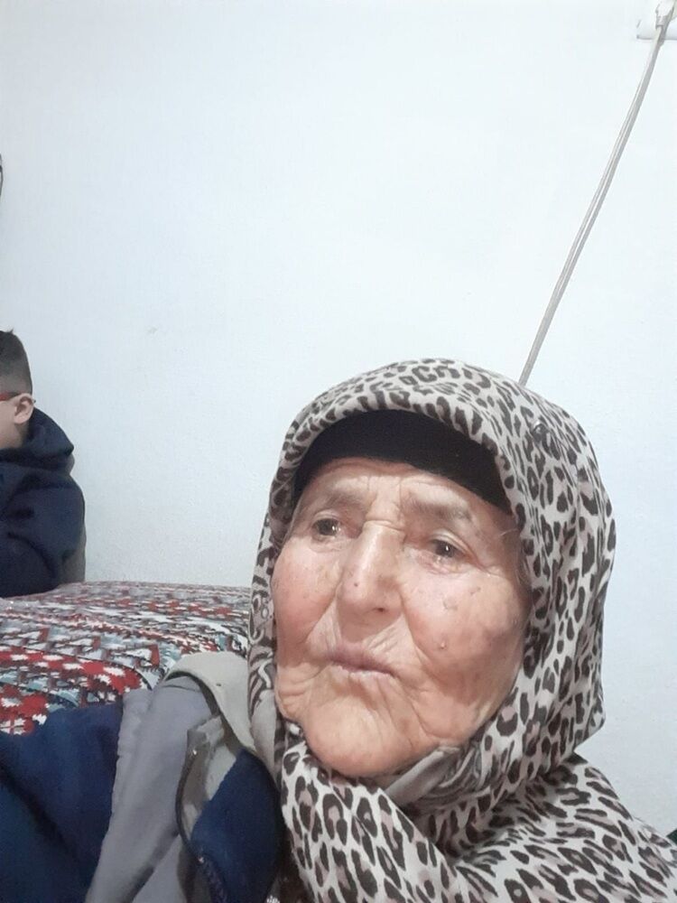 Tarlada Dinlenmek Için Uyuyan Kadın Iş Makinesinin Altında Kaldı!