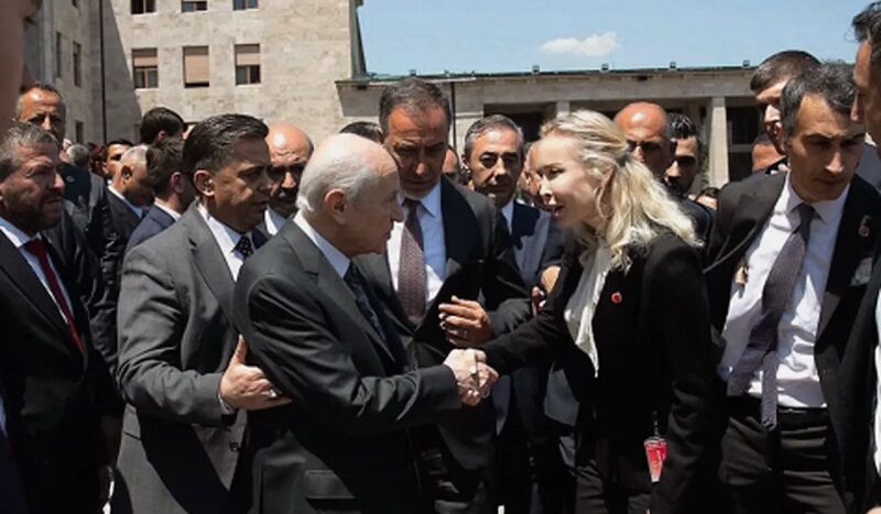 Ünlü Şarkıcı İbrahim Tatlıses'in Eski Eşi Ayşegül Yıldız, Mhp'ye Katılarak Siyaset Dünyasına Adım Attı. Yıldız, Devlet Bahçeli Ile De Bir Araya Geldi.