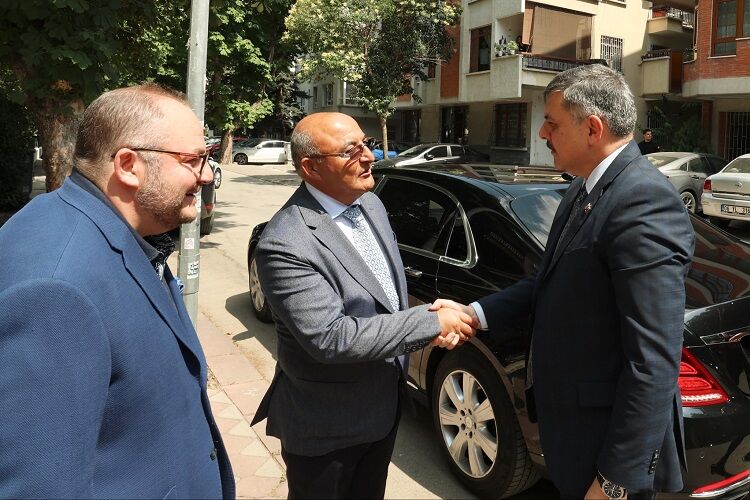 Bakan Çiftçi, Diyarbakırlı Hayırsever Iş Insanının Elini Öpmeye Gitti!