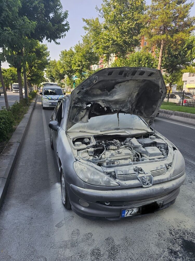 Batman’da Bulunan Diyarbakır Caddesi’nde Bir Araçta Yangın Çıktı!