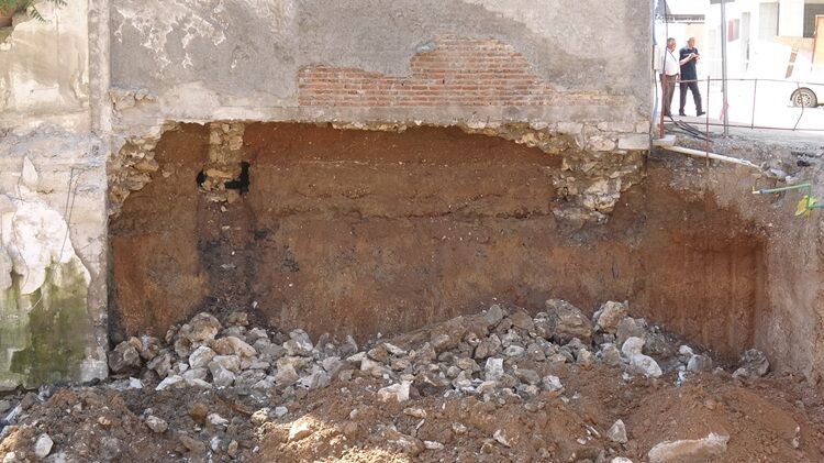Böylesi Görülmedi Binanın Temeli Kaydı, Sokak Trafiğe Kapatıldı!