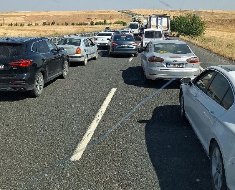 Diyarbakır Mardin Yolunda Tir Devrildi Kuyruk Oluştu!-1