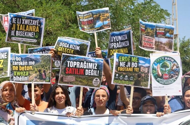 Diyarbakır’da Köylü Veryansın Etti, Pankart Açıp Sokağa Çıktı İşte Sebebi! (2)