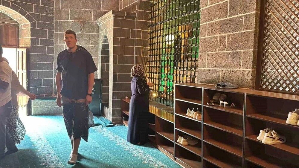 Fransız Turist Diyarbakır’daki Camiye Böyle Girdi, Takdir Aldı!