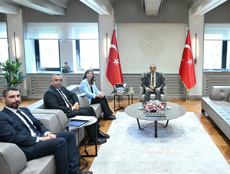 Diyarbakır Büyükşehir Eşbaşkanı Serra Bucak, Ulaştırma Ve Altyapı Bakanı Abdulkadir Uraloğlu'nu Makamında Ziyaret Etti.