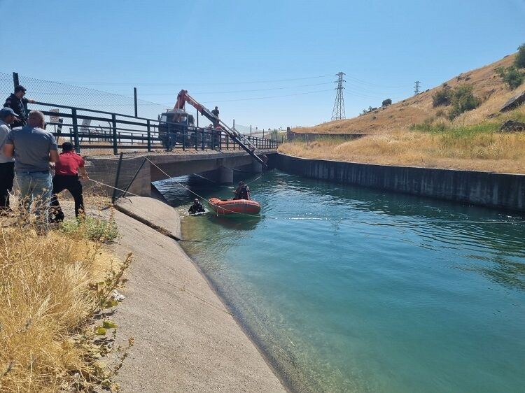 Diyarbakır'da Feci Kaza 4 Kişinin Bulunduğu Bir Araç Sulama Kanalına Düştü!-1