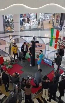Kürt Sporcu Milad Kemal Muhammed, Erbil’de Gerçekleştirdiği Rekor Denemesinde 40 Saat 40 Dakika 40 Saniye Boyunca Aralıksız Yumruk Ve Tekme Atarak Dünya Rekorunu Kırdı.
