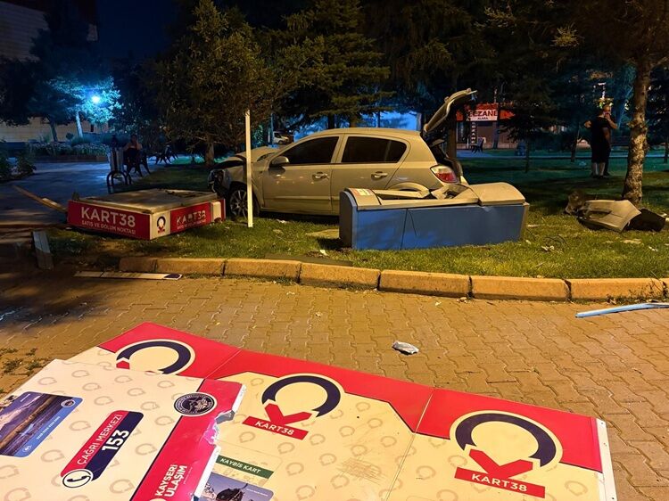 Parka Dalan Otomobil Ortalığı Savaş Alanına Çevirdi!-1