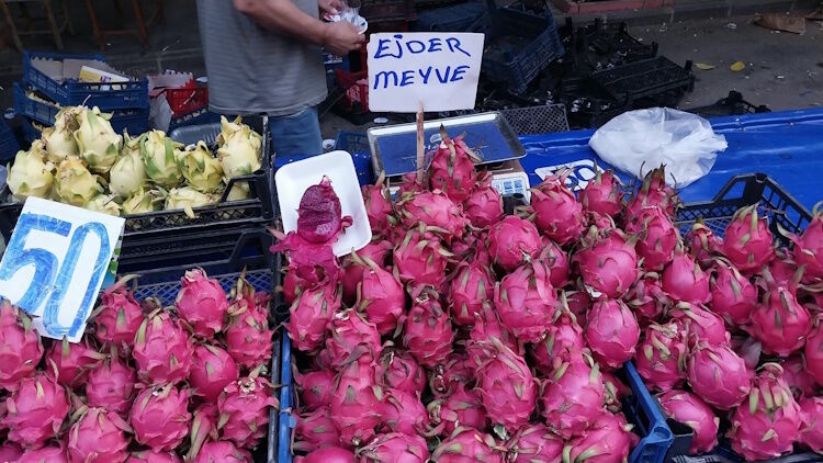 Şekli Ve Fiyatı Ile Şaşırtıyor Ejder Meyvesi Diyarbakır Tezgâhlarında