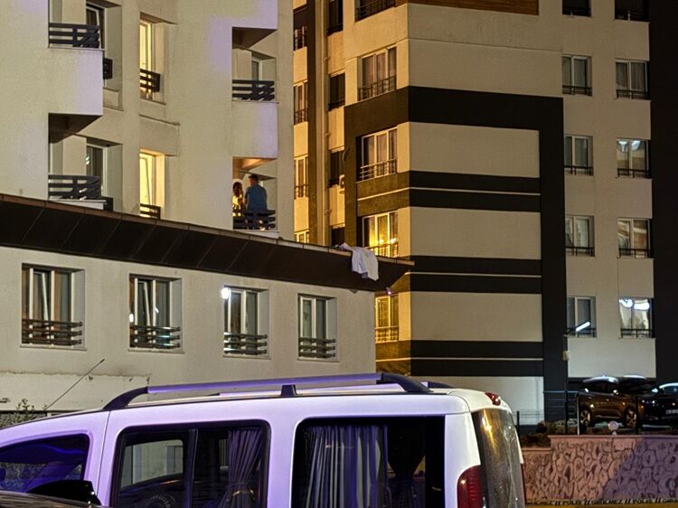 Tartıştığı Kadını 5’Inci Kattan Aşağı Attı Kadın Hayatını Kaybetti! (1)