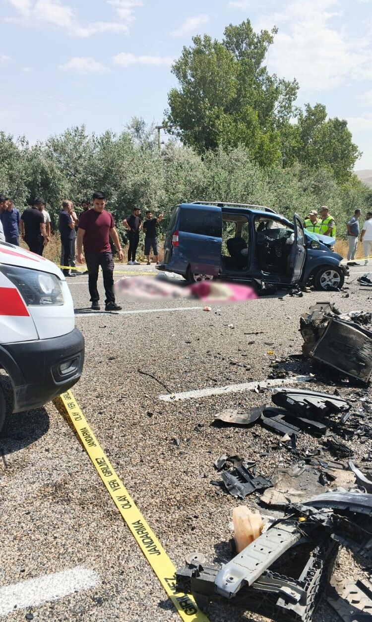Van’da Iki Araç Kafa Kafaya Çarpıştı Çok Sayıda Ölü Ve Yaralı Var!-1