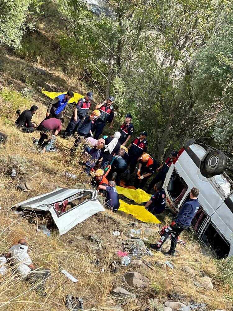 Yolcu Minibüsü Şarampole Yuvarlandı Çok Sayıda Ölü Ve Yaralı Var!