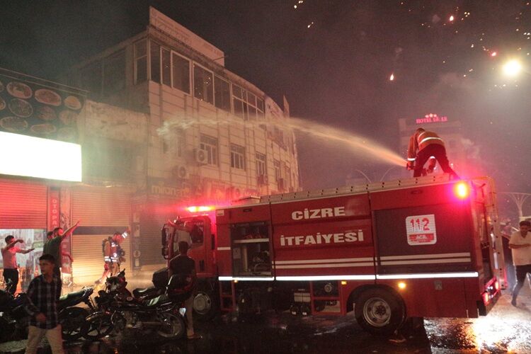 Amedspor Kutlamalarında 3 Iş Yeri Ve 1 Araç Yandı Bir Itfaiye Personeli Yaralandı! (1)