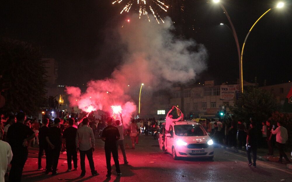 Amedspor kutlamalarında 3 iş yeri ve 1 araç yandı: İtfaiye personeli yaralandı!