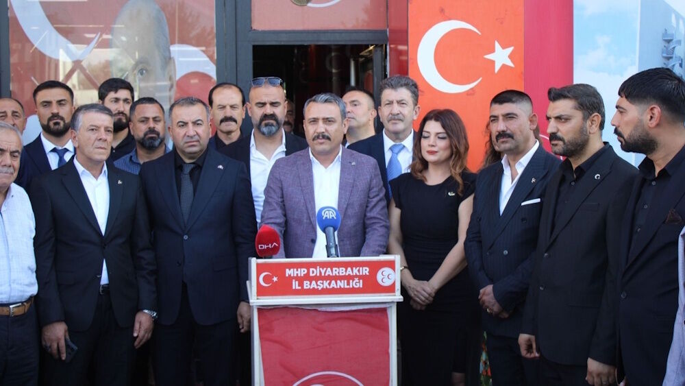 Diyarbakır’da 250 kişi MHP’ye katıldı: Rozetler takıldı