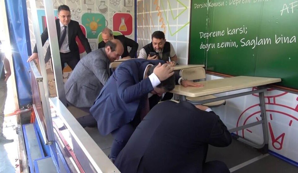Diyarbakır’da ilginç anlar: Deprem provasında depreme yakaladılar!
