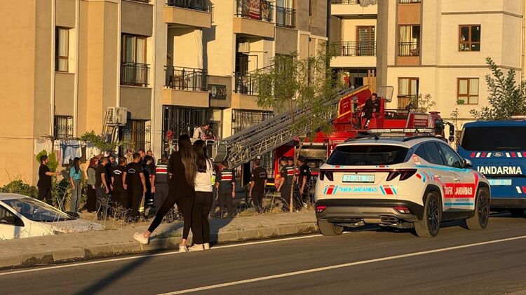 Diyarbakır’daki 5 Katlı Binada Film Sahnelerini Aratmayan Kurtarma Operasyonu! (2)